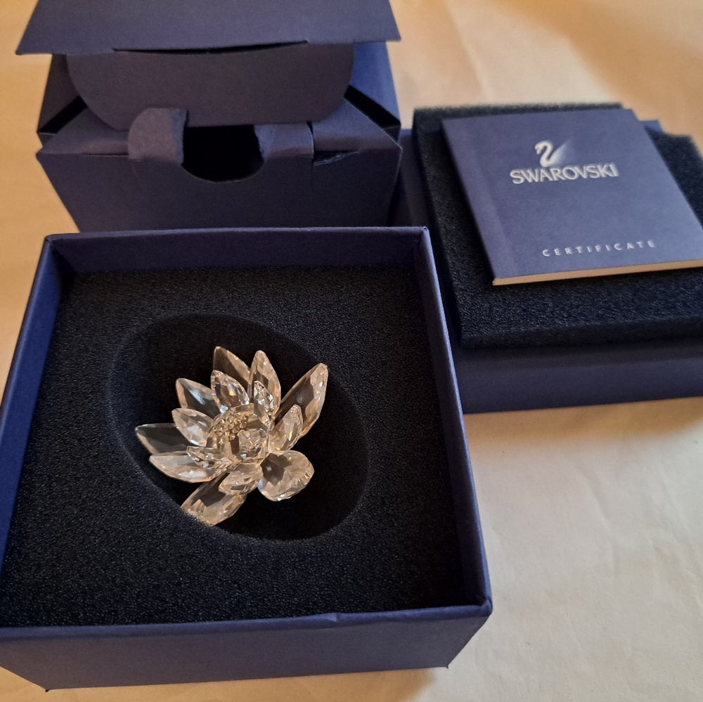 RARE Swarovski crystal Water Lilly Lotus w crystals in middle w box and COA